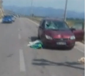 AKSIDENT FATAL NË KSAMIL/ Detajet: Makina përplasi motorin. Vdes në vend gruaja, shoferi në koma