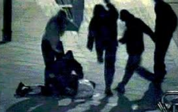 SHERRI ME THIKA NË DURRËS/ Dëshmitari: 17-vjeçari e qëlloi 9 herë me thikë, i ati e mbante, ky i gjuante…