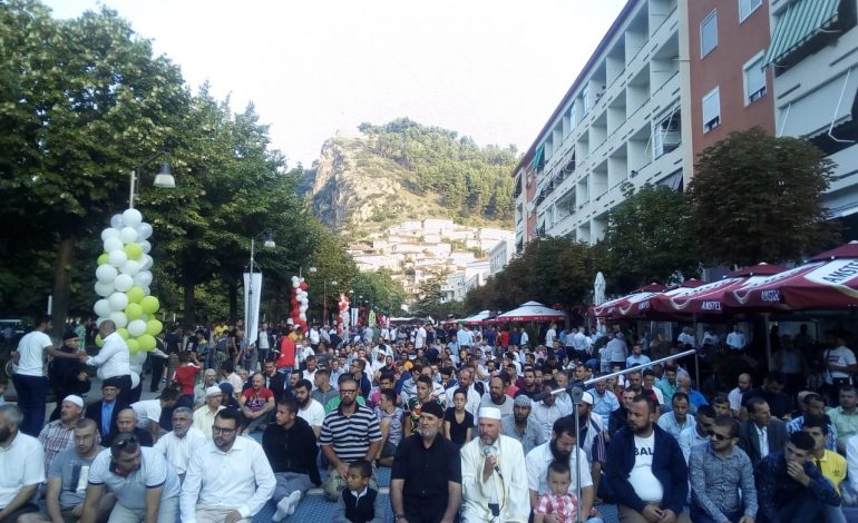 FESTA E “KURBAN BAJRAMIT”/ Qytetarët e Beratit falin namazin në pedonale