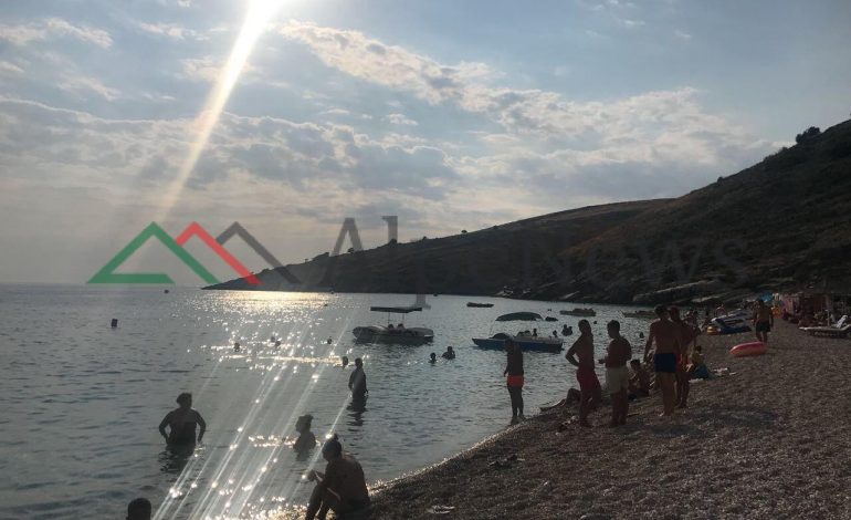 “LLAMANI SOT”/ Plazhi i “vogël” , me çmime të “KRIPURA”. Pushuesit e braktisin… (FOTOT)