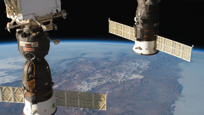 RREZIKU I ASTRONAUTËVE/ Ekuipazhi përballet me një rrjedhje ajrore teksa…