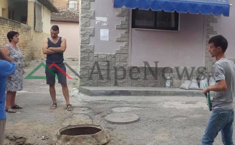 E PAZAKONTË NË TIRANË/ Rruga shtrohet…deri në GJYS! Banorja “kërcënon”: Do shtrihem këtu… (FOTO)