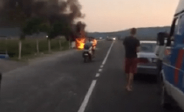 NDODH NË SHKODËR/ Makina merr FLAKË në mes të rrugës. KAOS tek shoferët që… (FOTOT)