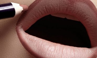 Edhe ju mund ti keni/ Ky është sekreti për buzë më të trasha (VIDEO)