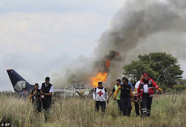 Avioni me 101 persona në bord rrëzohet dhe merr flakë. Mrekullia për pasagjerët (FOTO+VIDEO)