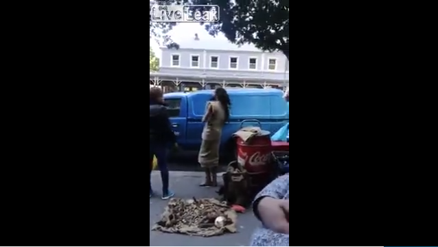 VIDEO: Kjo grua godet me GRUSHT të varfërin. SHIHNI si i kthehet ai