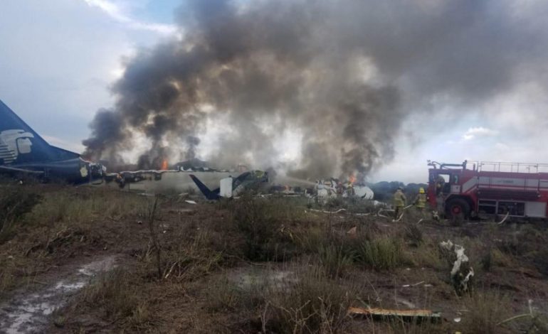 Amerikanët e mbijetuar nga rrëzimi i avionit, paditin kompaninë e fluturimit