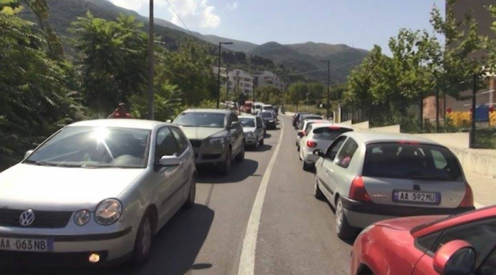 KULMI I SEZONIT TURISTIK/ Trafik i rënduar në aksin e jugut. Makinat… (VIDEO)