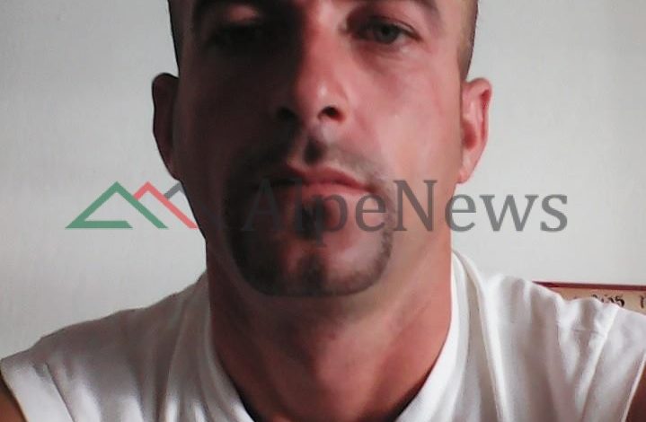 DY KUSHËRINJTË VDESIN NË AKSIDENT/ Kush është Festim Dogani. Po bisedonte në trotuar kur makina…