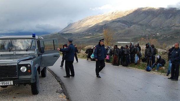 TENTUAN TË KALONIN KUFIRIN/ Kapet BANDA e refugjatëve: Një prej tyre në gjendje të rëndë