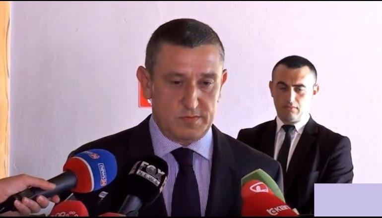 GRUAJA U HODH NGA KATI I PESTË I PALLATIT/ Çfarë tha dje gjyqtari Dritan Hallunaj pas Vettingut (VIDEO)