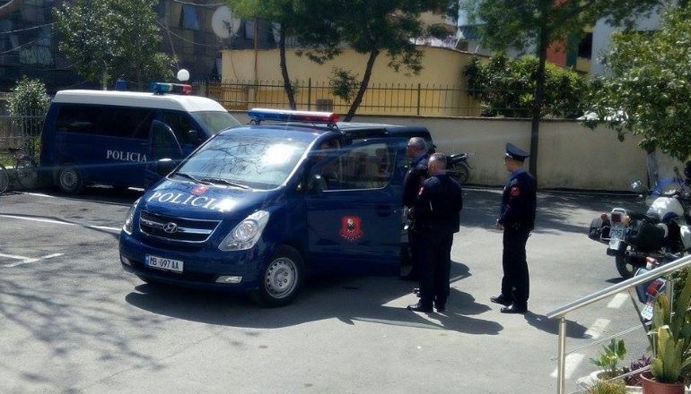 SHERR MES TË RINJVE NË TIRANË/ Plagoset me thikë 23-vjeçari, në kërkim…