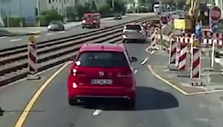 E FRIKSHME/ Shufra e hekurit përplaset mbi makinë