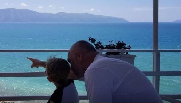 ME PUSHIME/ Rama ndan momente të veçanta me të birin, çfarë po i mëson Kryeministri Zahos… (VIDEO)