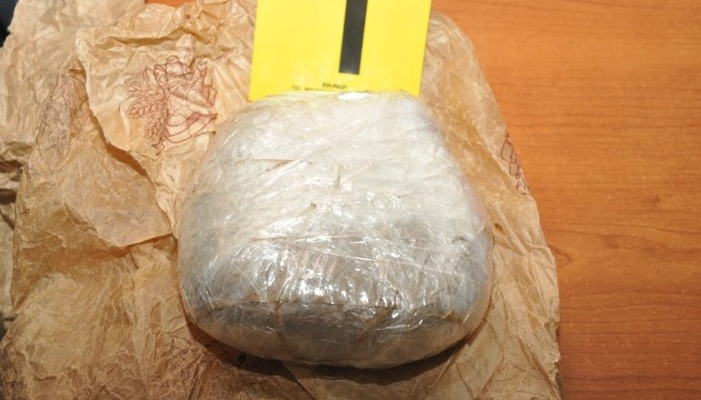 KAPEN 505 GRAMË HEROINË/ Ja kush janë 2 personat që në makinë mbanin drogë. Policia…