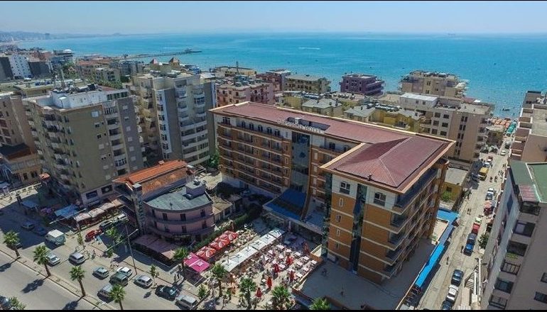 GRABITET SHKOLLA NË DURRËS/ Hajdutët marrin tabletat dhe pompën e ujit