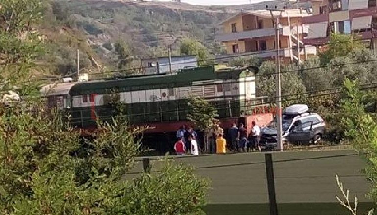 AKSIDENTI NË GOLEM/ PAMJET: Treni u përplas me AUTOBUZIN. Dyshohet për të…