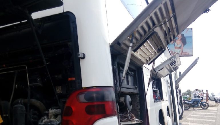 AUTOBUZI MORI FLAKË NË RRUGË/ Detajet: Pasagjerët u ALARMUAN. Shkak i zjarrit u bë një…