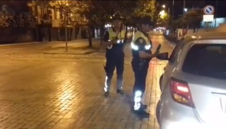 AKSIONI I POLICISË/ Policia jep mesazhin sensibilizues: Shoferi i pirë me DY fëmijët e tij…