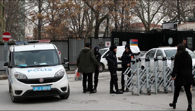 Marrëdhëniet SHBA-Turqi/ Ambasada amerikane në Ankara qëllohet me armë: Acarohet situata