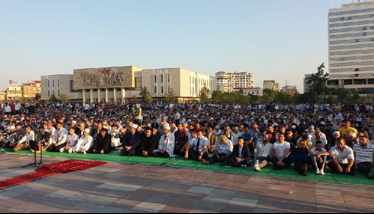 SOT FESTA E “KURBAN BAJRAMIT”/ Mijëra besimtarë falen në Sheshin “Skëndërbej”