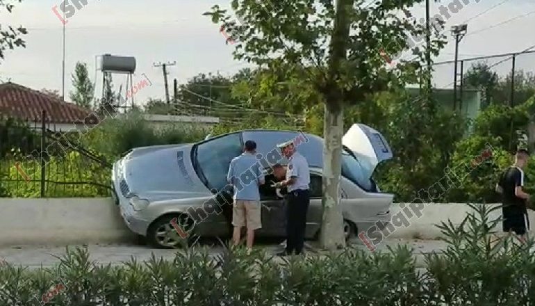 AKSIDENT NË FIER/ “Benz”-i del nga rruga dhe “fluturon” mbi murin rrethues të një banese