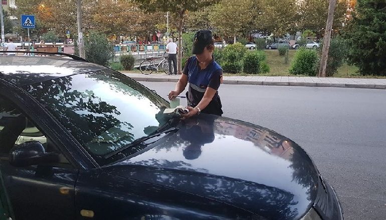 POSTIMI I POLICISË SË SHTETIT/ Kush është Mirela, efektivja që bën thirrje për “parkimet keq”