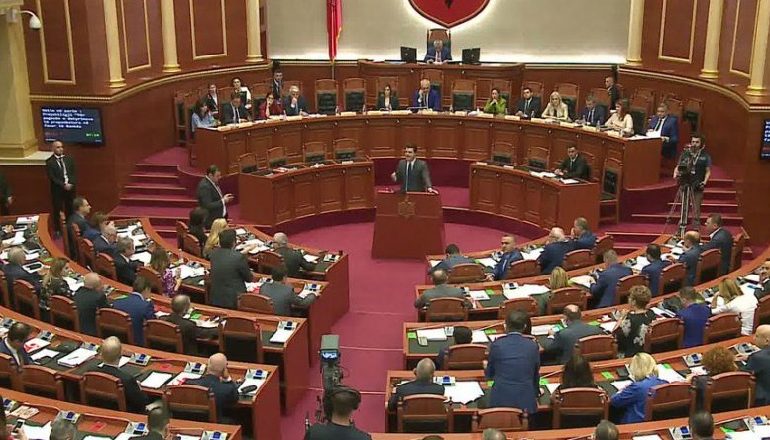 SHEMBJA E GODINËS SË TEATRIT/ Mazhoranca vendos datën e ri-votimit të ligjit që ktheu Meta
