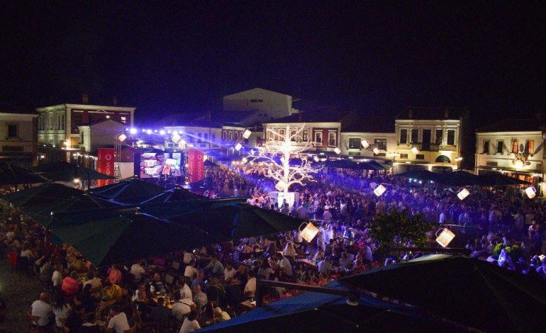 TURIZMI NË FIER/ Si festuan qytetarët dhe TURISTËT në koncertin e radhës… (FOTO)