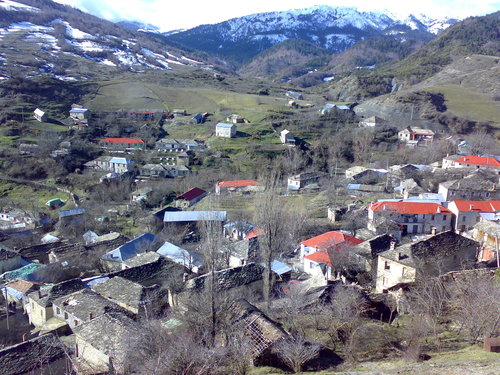 Fshati Arrëz mirëpret vizitorët në festë mes traditës, kultit dhe argëtimit