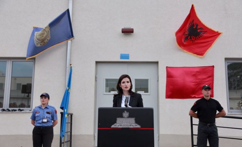 Burg i ri për të dënuarit “VIP” në Shkodër, Gjonaj e Vlahutin në përurim. Zgjidh problemin e mbipopullimit