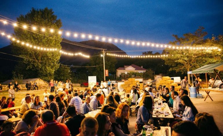 “FESTA” E RAKISË NË KORÇË/ FOTO: Ja si u argëtuan dje turistët shqiptarë dhe të huaj duke…