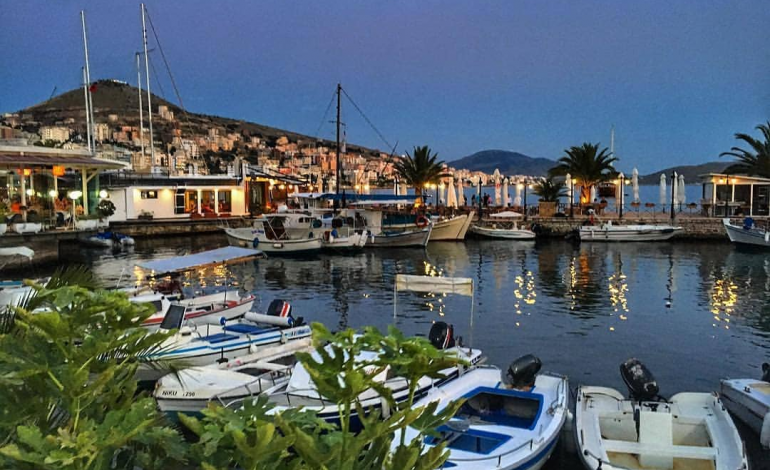 Pamje që të “përkëdhelin” sytë/ Saranda buzë mbrëmjes një prej panoramave më të… (FOTO)