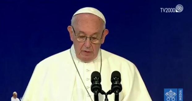 Papa takon viktimat e abuzimit seksual, kërkon falje për skandalin me klerikët
