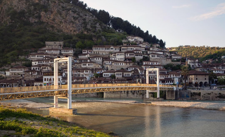 PERËNDIM NË BERAT/ FOTO: Ja si duket kodrina e shtëpive të “UNESCO”-s në qytetin e dritareve