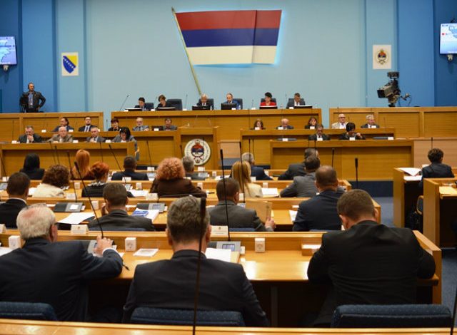 Serbët e Bosnjës votojnë rrëzimin e raportit të masakrës së Srebrenicës