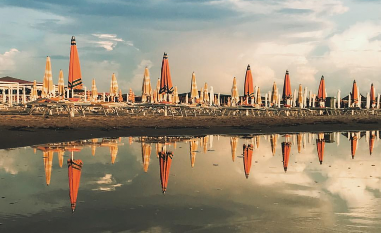 “SHI NË PLAZH”/ FOTO: Kush tha që Durrësi bëhet i “mërzitshëm” kur ndryshon moti…