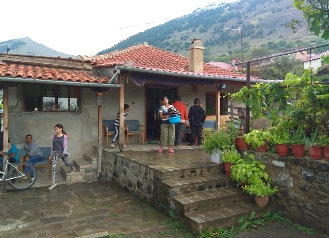 VDEKJA E TRE VJEÇARIT NË KORÇË/ Prindërit: E zuri poshtë bombola e oksigjenit që përdorej nga gjyshi