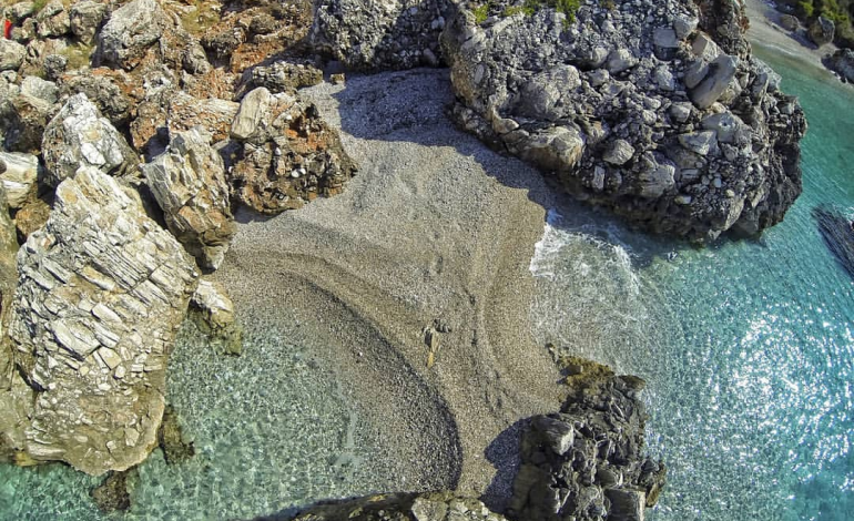 FOTO: Plazhi i Krorëzës aty ku DETI “bashkohet” në formë përrallore me shkëmbinjtë