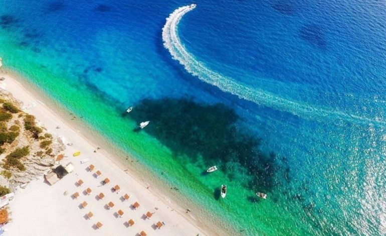 DESTINACIONI “GJIRI I GJIPESË”/ FOTO: Një xhiro me motor uji dhe gjithçka merr këtë formë