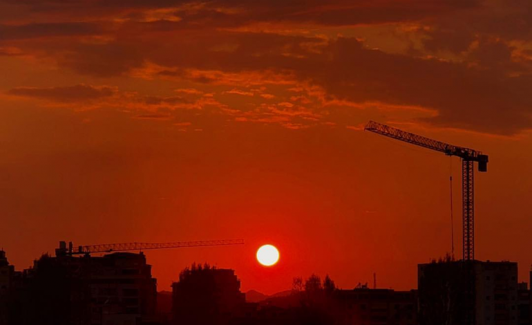 PERËNDIM NË TIRANË/ FOTO: Turisti shkrep momentin fantastik. Ja si duket “rënia” e diellit në kryeqytet