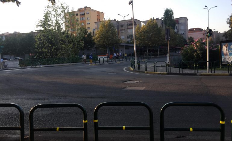 MIRËMËNGJES TIRANA/ Kryeqyteti boshatiset, qytetarët drejt Durrësit dhe Lalëzit (FOTO)