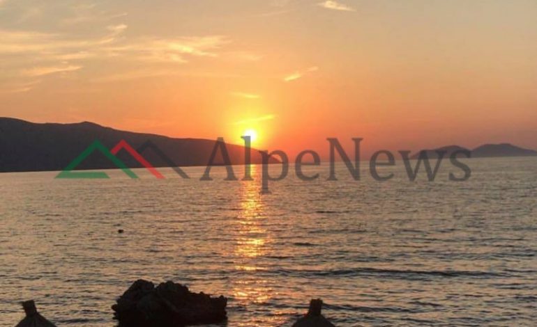 “RADHIMA SOT”/ Si duket plazhi i bukur e i qetë i Vlorës, kur PERËNDIMI fantastik… (FOTO)