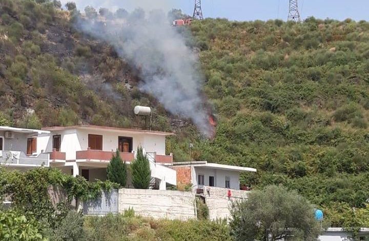 Zjarrfikëset shuajnë në kohë rekord ZJARRIN në kodrat e Sharrës. Arrestohet Almir Sehitaj