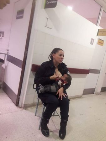 Buenos Aires, në spital policja ushqen beben e një gruaje të arrestuar, fotoja bën xhiro në web