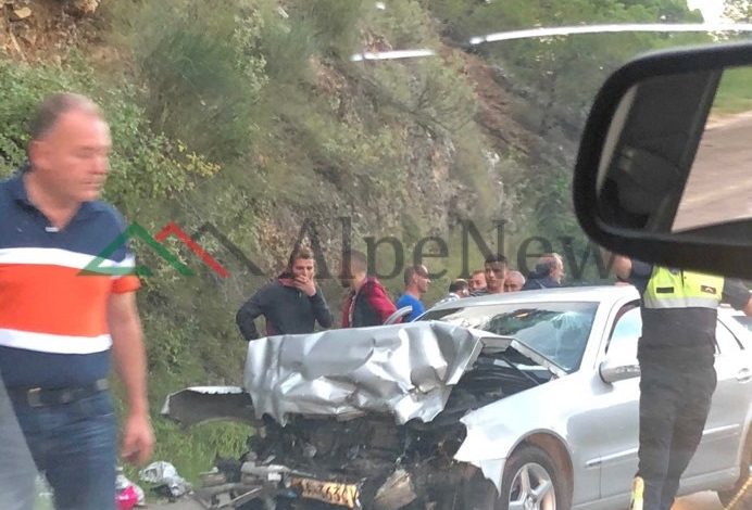 AKSIDENTI I RËNDË NË TEPELENË/ Pas përplasjes, humb jetën shoferi (EMRI)