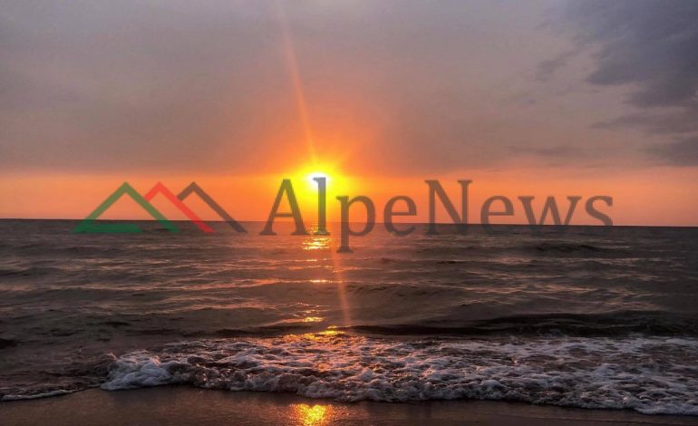PERËNDIMI FANTASTIK/ Gjiri i Lalëzit, aty ku qielli duket sikur merr “flakë” nga… (FOTO)
