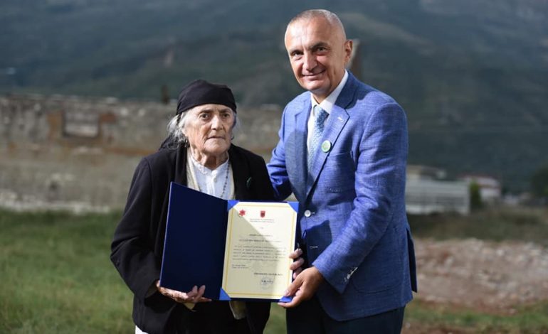 TË INTERNUARIT NË KAMPIN E TEPELENËS/ Presidenti Meta dekoron familjet që i rezistuan kohës