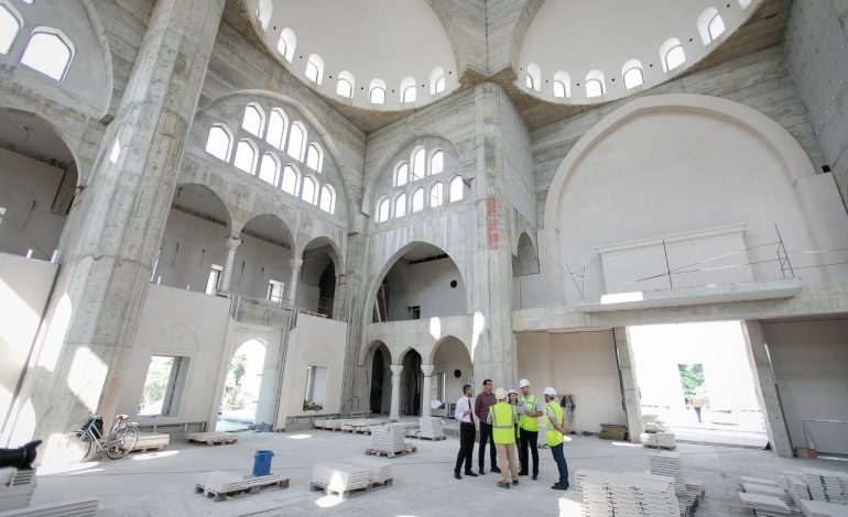 XHAMIA E RE E NAMAZGJASË/ FOTO: Ja si duket nga brenda tempulli i ri i besimtarëve muslimanë