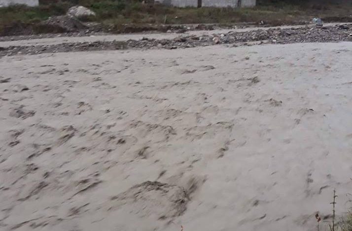 PËRKEQËSIMI I MOTIT/ Lumi “RRËMBEN” makinën në Gramsh. Ishte parkuar…